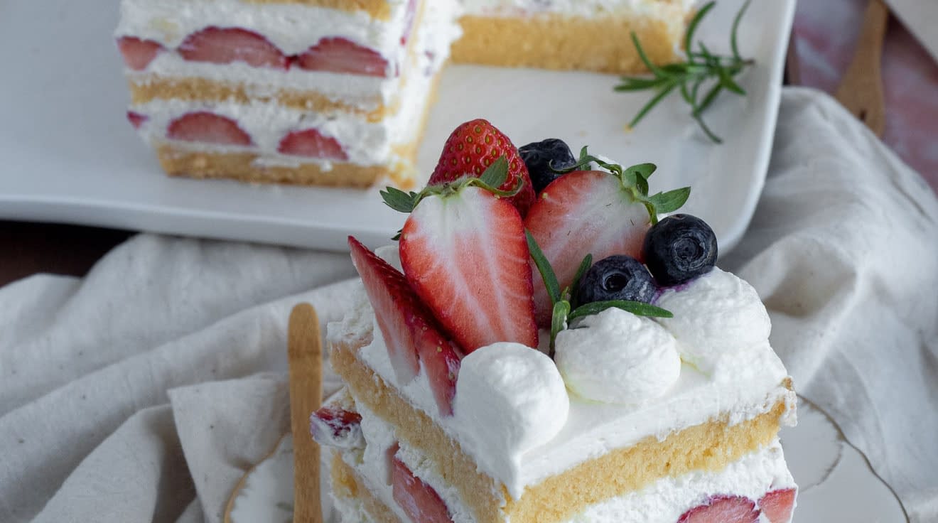 Shortcake aux fraises servi dans une assiette à motif floral