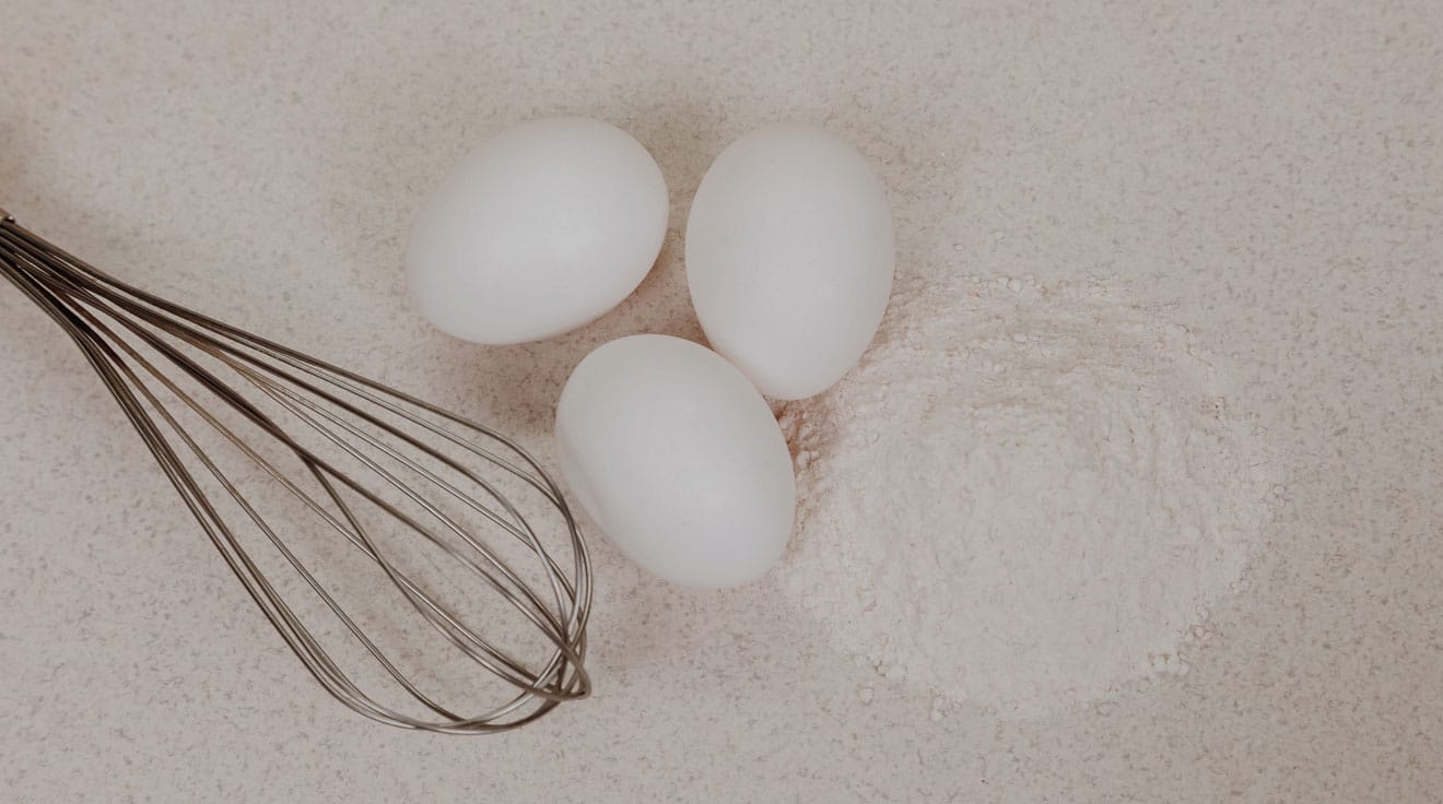 3 blancs d’œufs avec de la farine et un fouet.