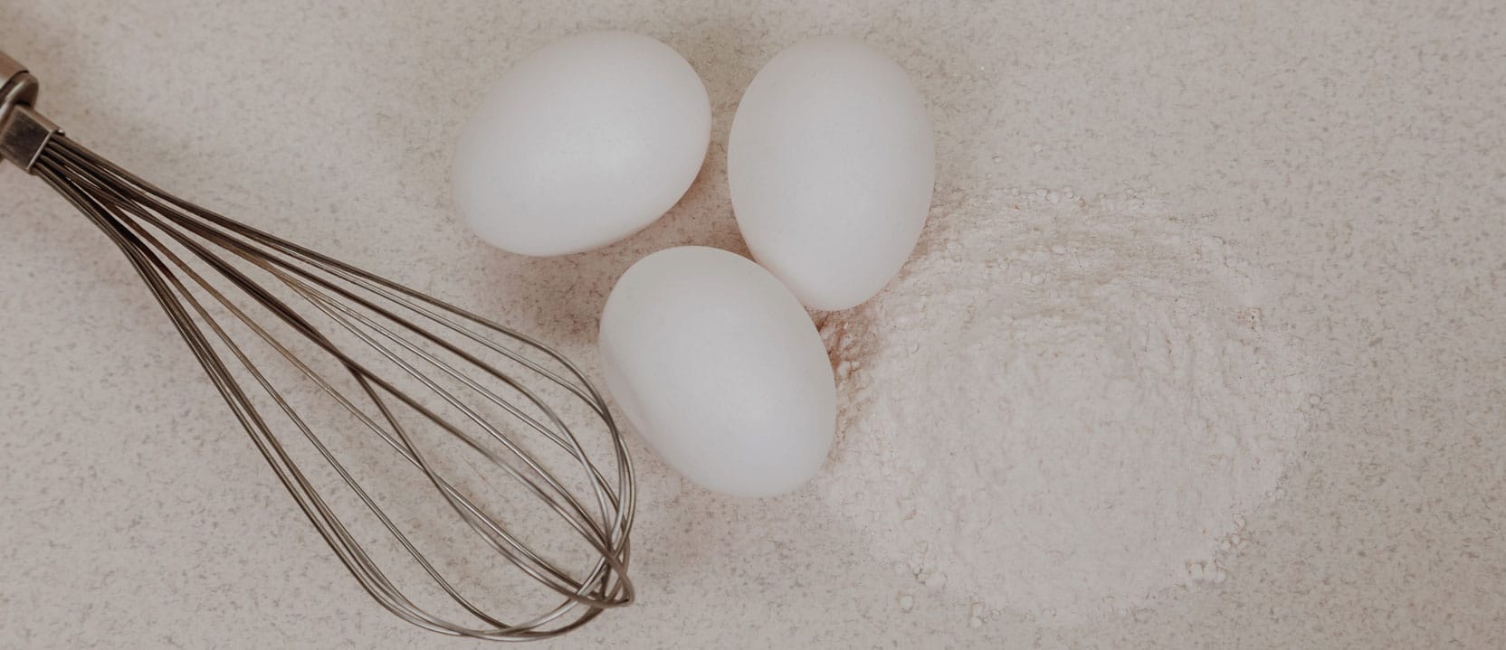 3 blancs d’œufs avec de la farine et un fouet.