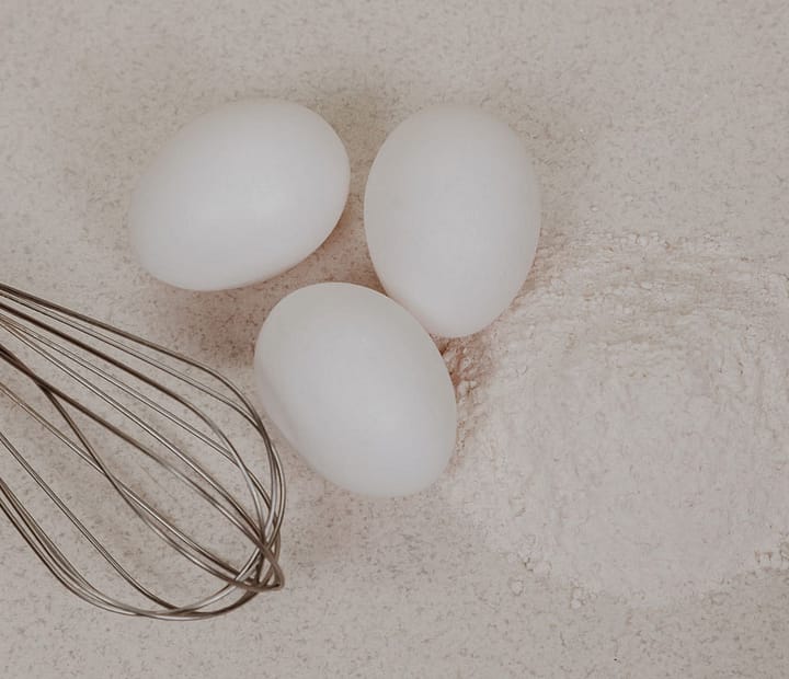 3 white eggs with flour and whisk